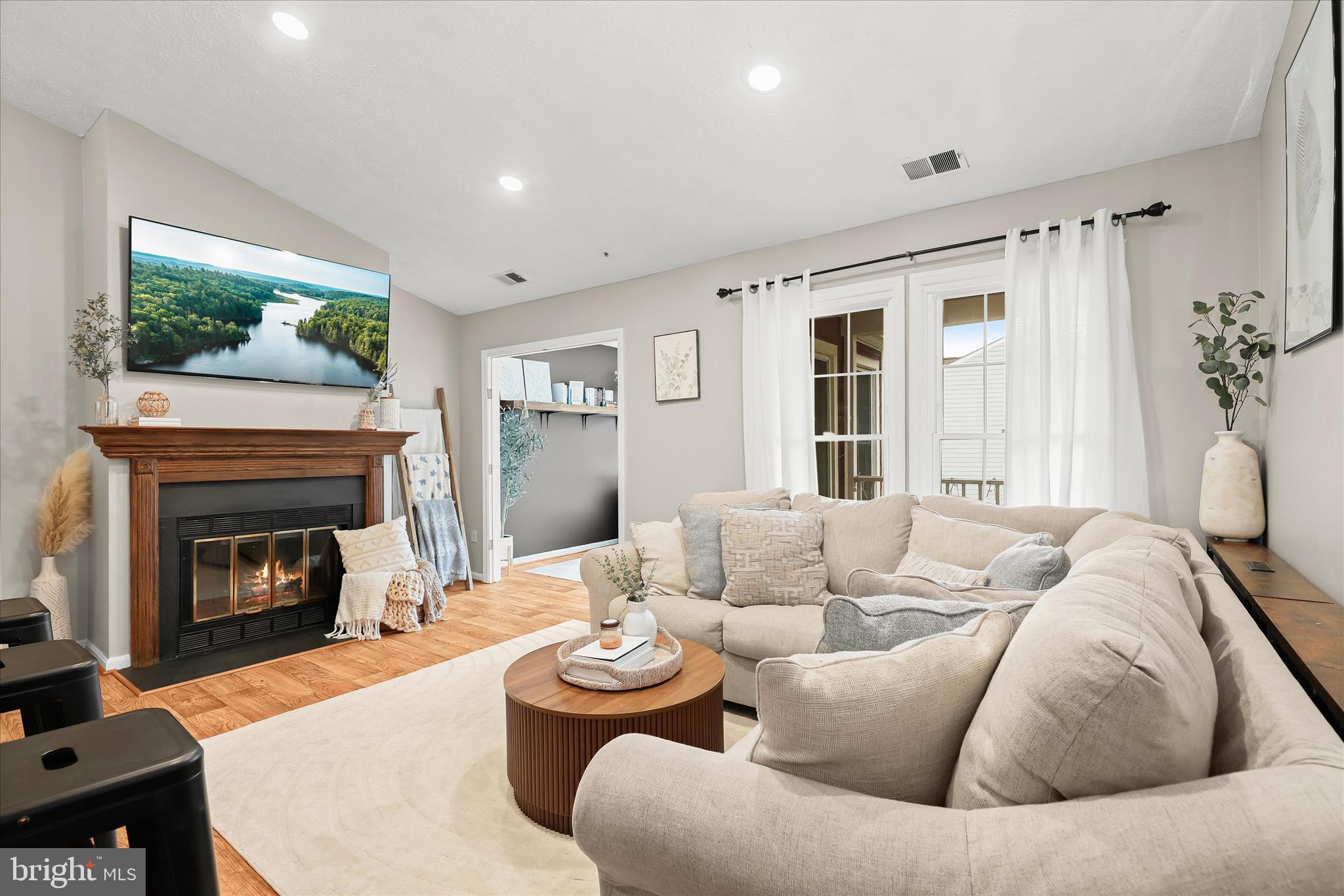 641 Deering Road, Unit 2J Pasadena, MD 21122 - Photo 10 of 27 Living Room