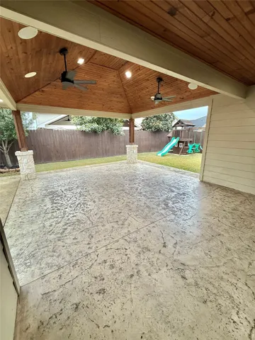 a view of back yard of the house