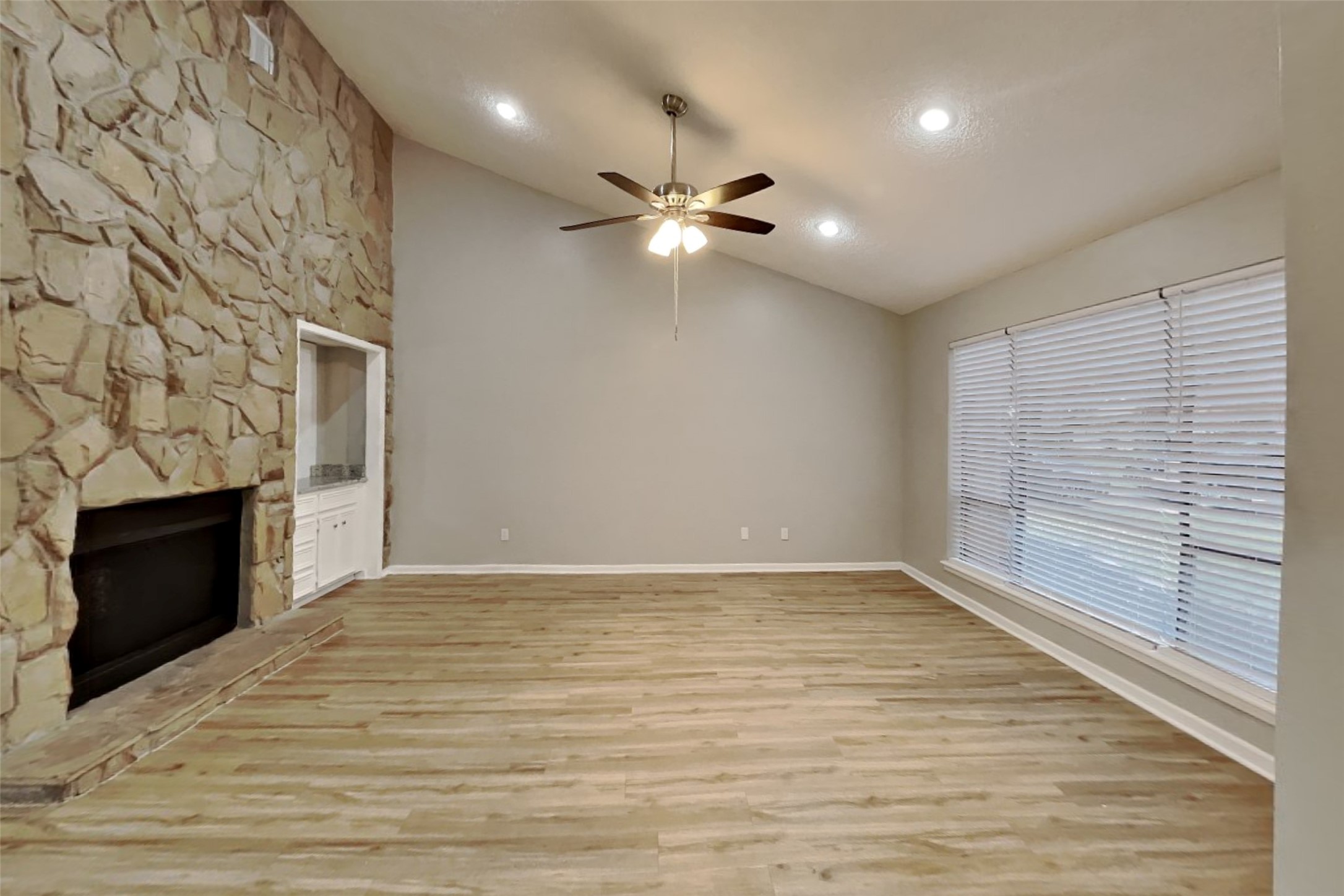 542 Enchanted Hollow Drive Spring, TX 77388 - Photo 4 of 19