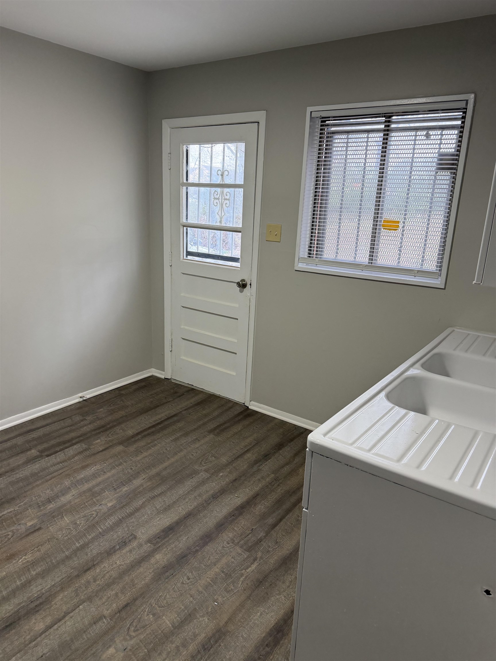 194 East Biscayne Road Memphis, TN 38109 - Photo 1 of 6 a room with a bed and wooden floor