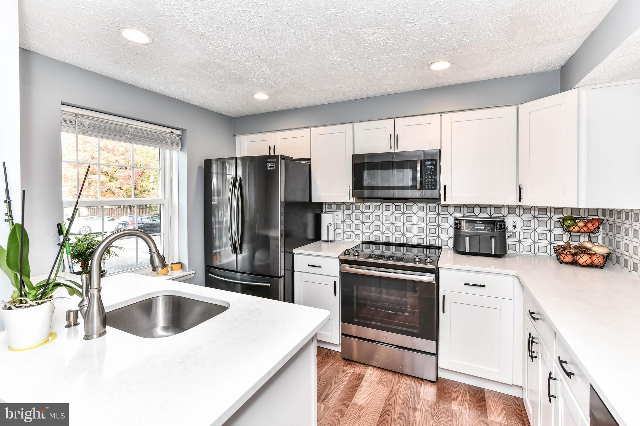 8240 Crestmont Circle Springfield, VA 22153 - Photo 4 of 24 Upgraded cabinets, appliances