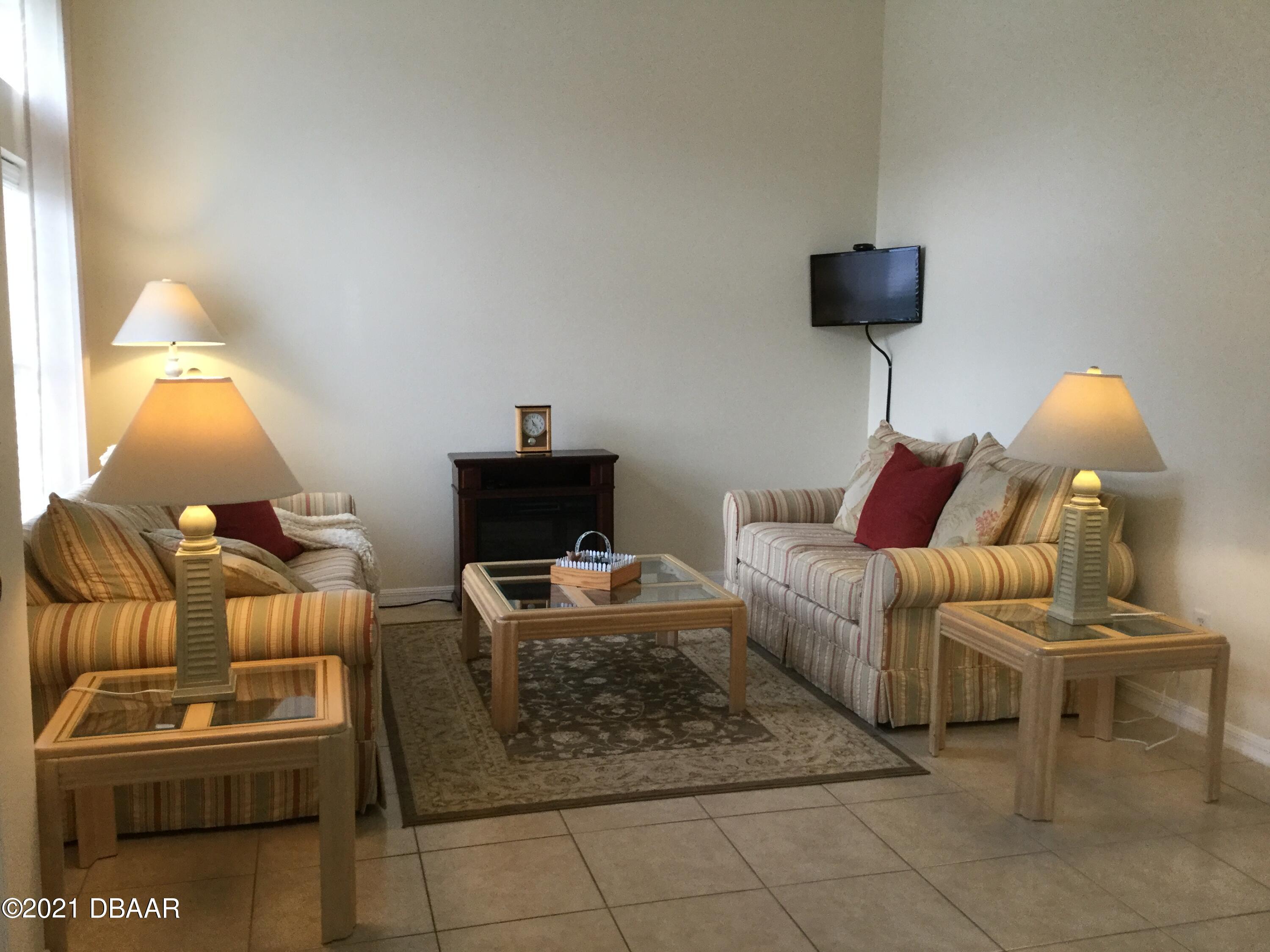 40 Riverside Lane Palm Coast, FL 32164 - Photo 19 of 47 a living room with furniture and a lamp