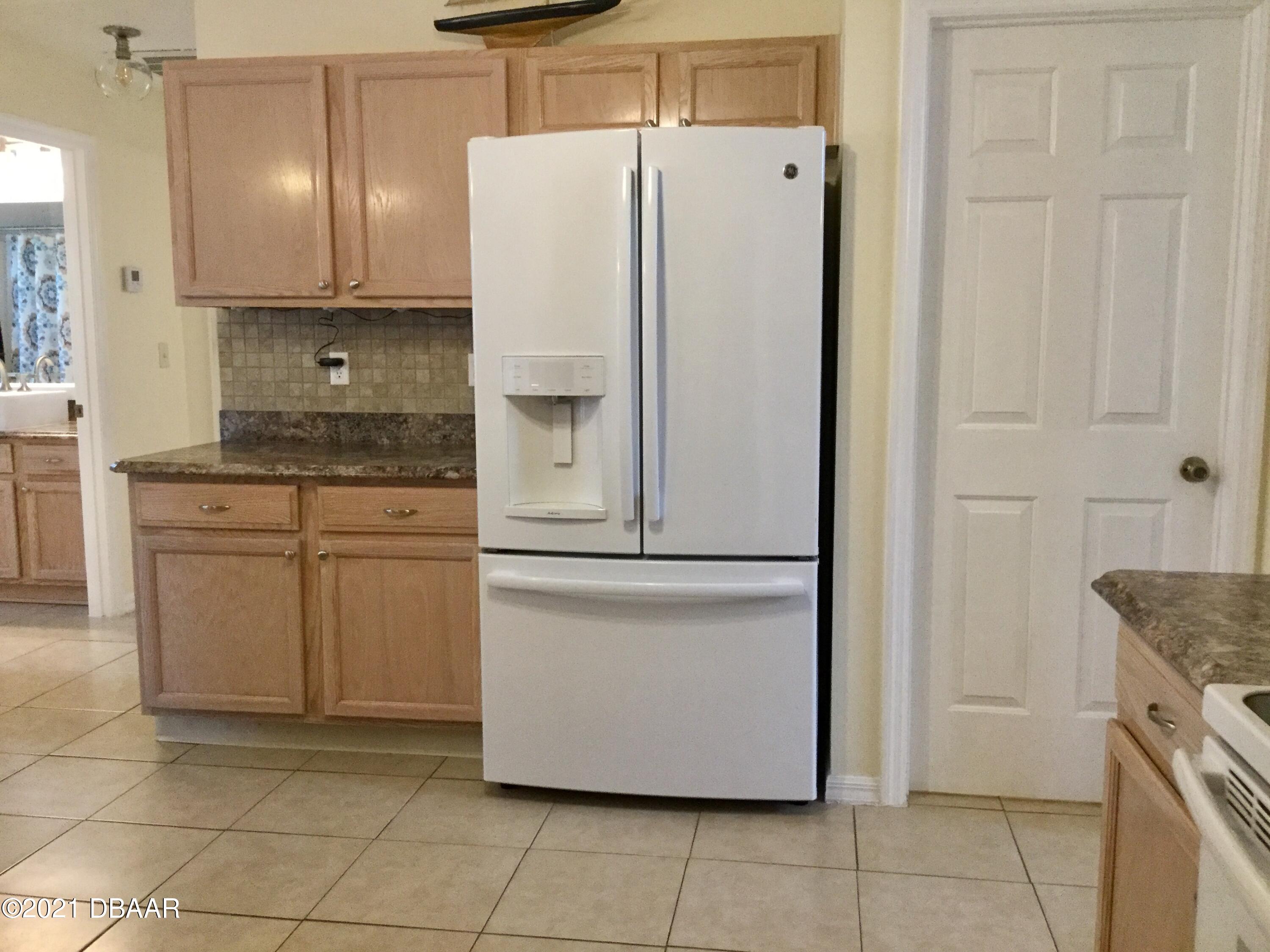 40 Riverside Lane Palm Coast, FL 32164 - Photo 31 of 47 a white refrigerator freezer sitting in a kitchen