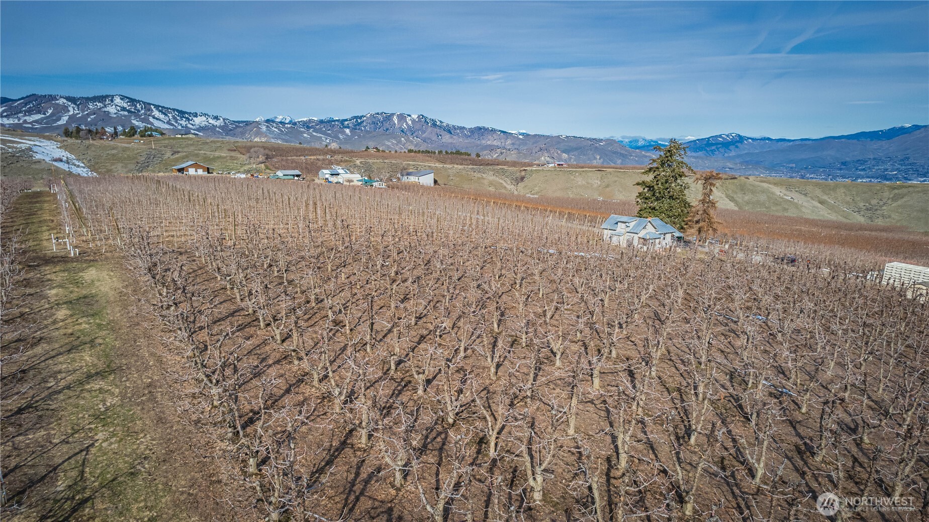 4-b 12 Gudmundson Road Wenatchee, WA 98801 - Photo 3 of 5 a view of lake with mountain