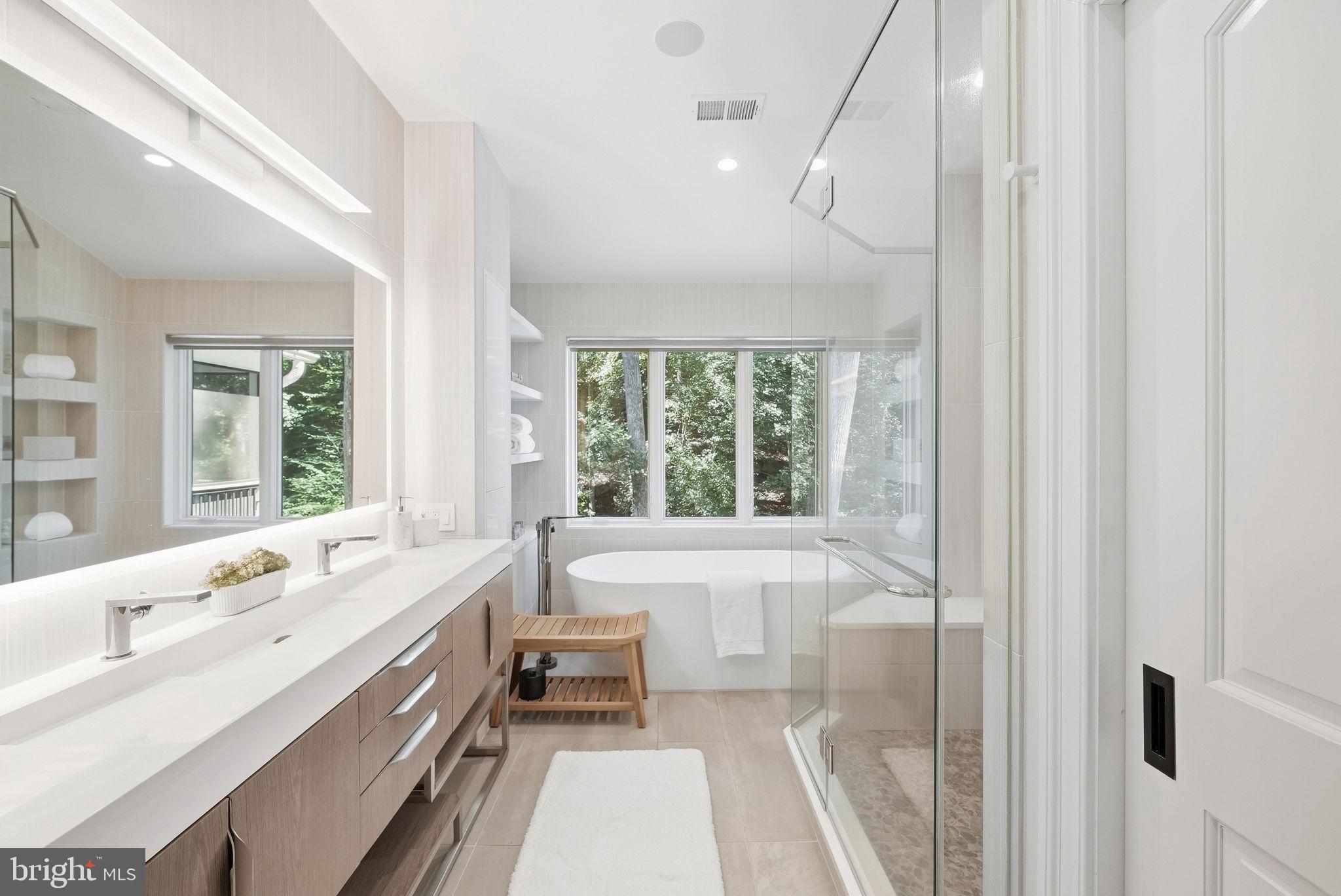 8210 Kingsgate Road Potomac, MD 20854 - Photo 25 of 64 Primary en-suite