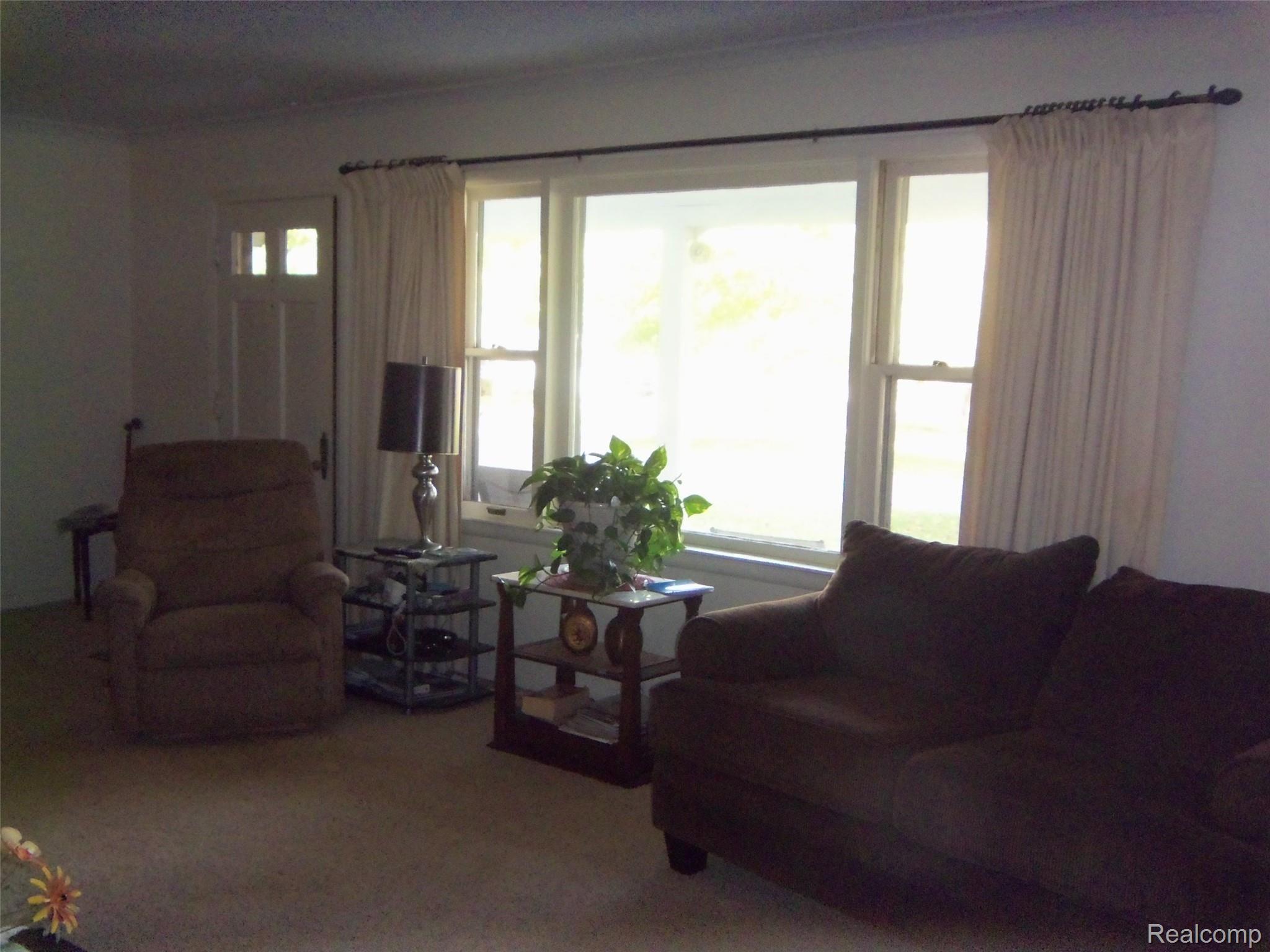 1451 Glen Road Howell, MI 48843 - Photo 5 of 21 Large living room