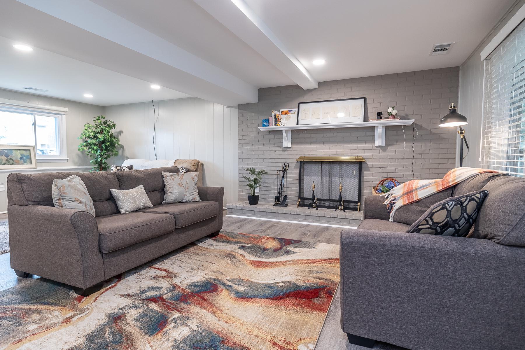 25 Greenvale Road Cherry Hill, NJ 08034 - Photo 17 of 28 Family Room view of Screened Porch & Backyard.