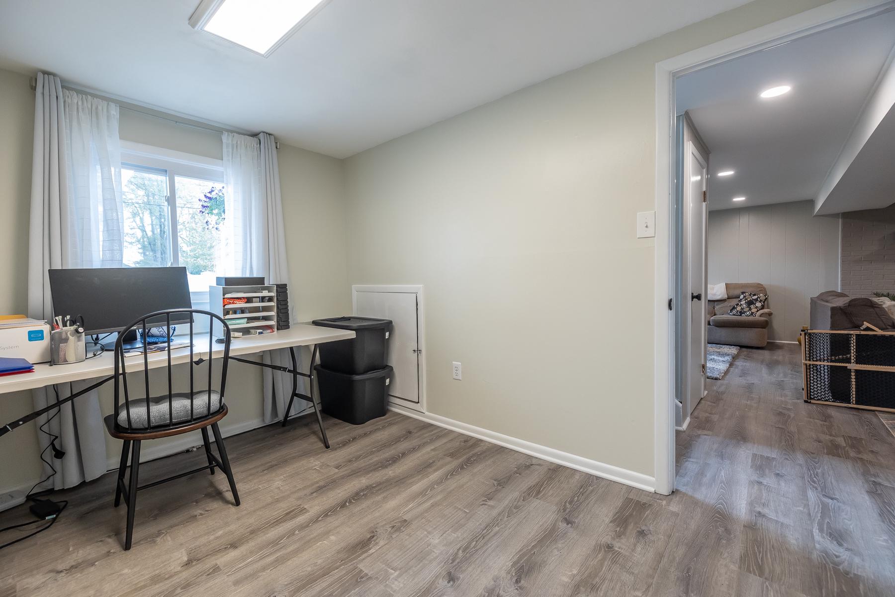 25 Greenvale Road Cherry Hill, NJ 08034 - Photo 21 of 28 Bright Home Office.