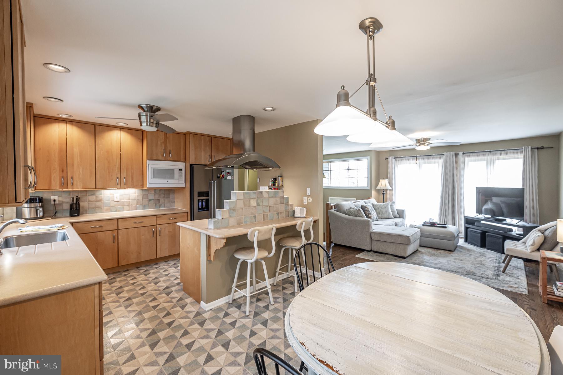 25 Greenvale Road Cherry Hill, NJ 08034 - Photo 5 of 28 Charming open-concept living space.