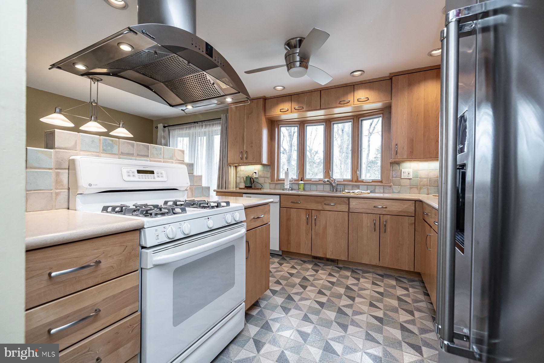 25 Greenvale Road Cherry Hill, NJ 08034 - Photo 7 of 28 Modern kitchen with stylish finishes.