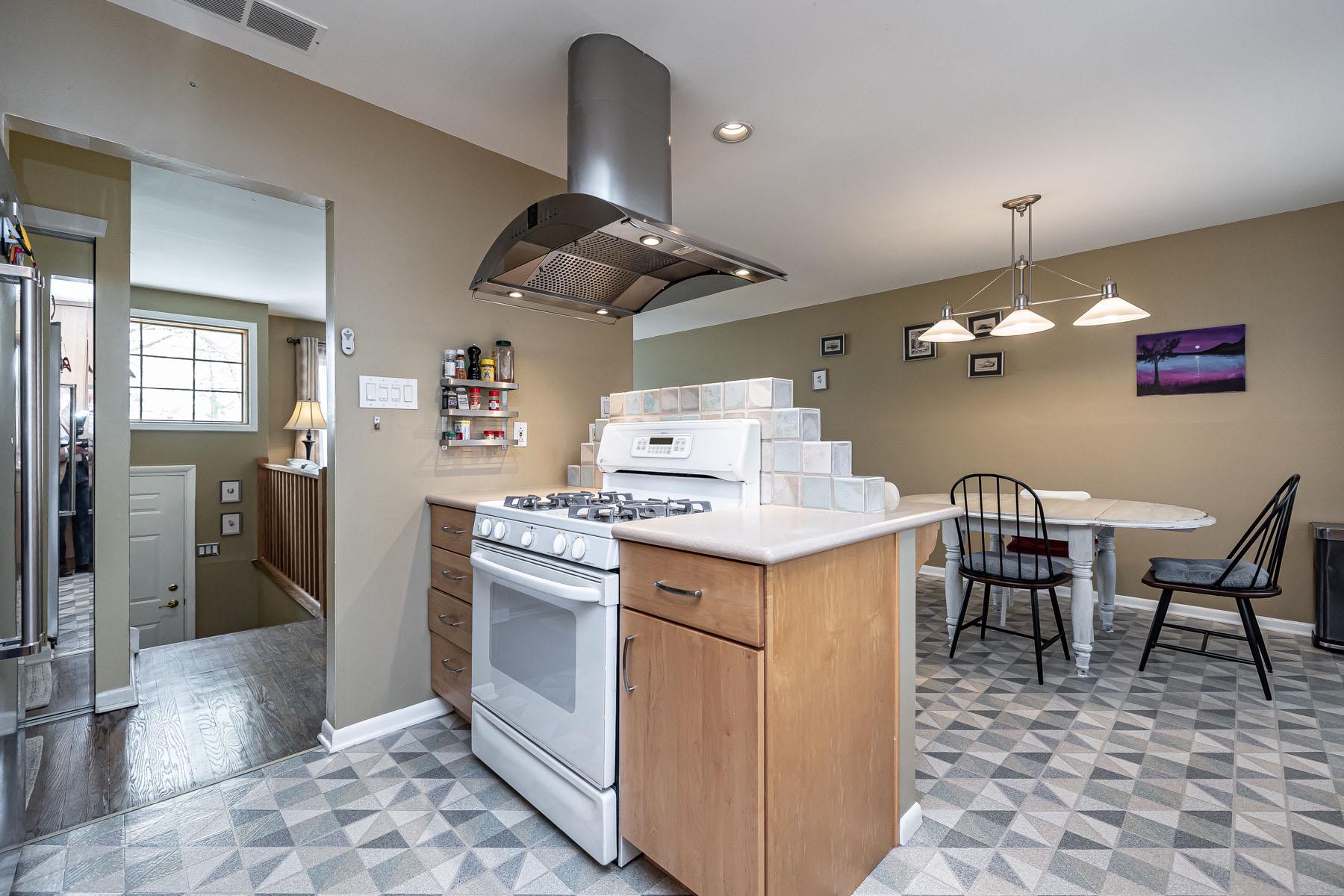 25 Greenvale Road Cherry Hill, NJ 08034 - Photo 8 of 28 Great Entertaining flow.