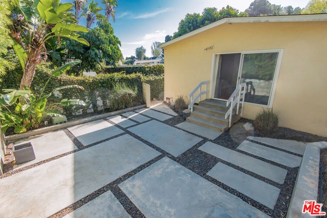 8531 Walnut Drive Los Angeles, CA 90046 - Photo 17 of 17 a balcony with a table and chairs