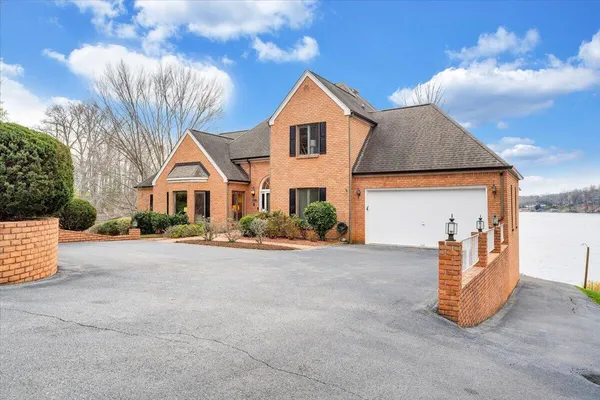 $2,200,000 | 1300 Pats Drive, Moneta, VA 24121