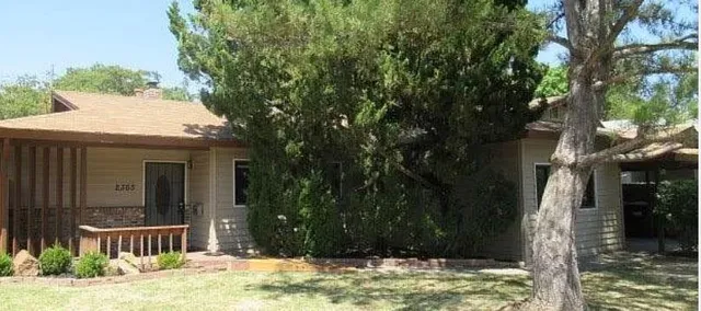 a view of a house with backyard of house