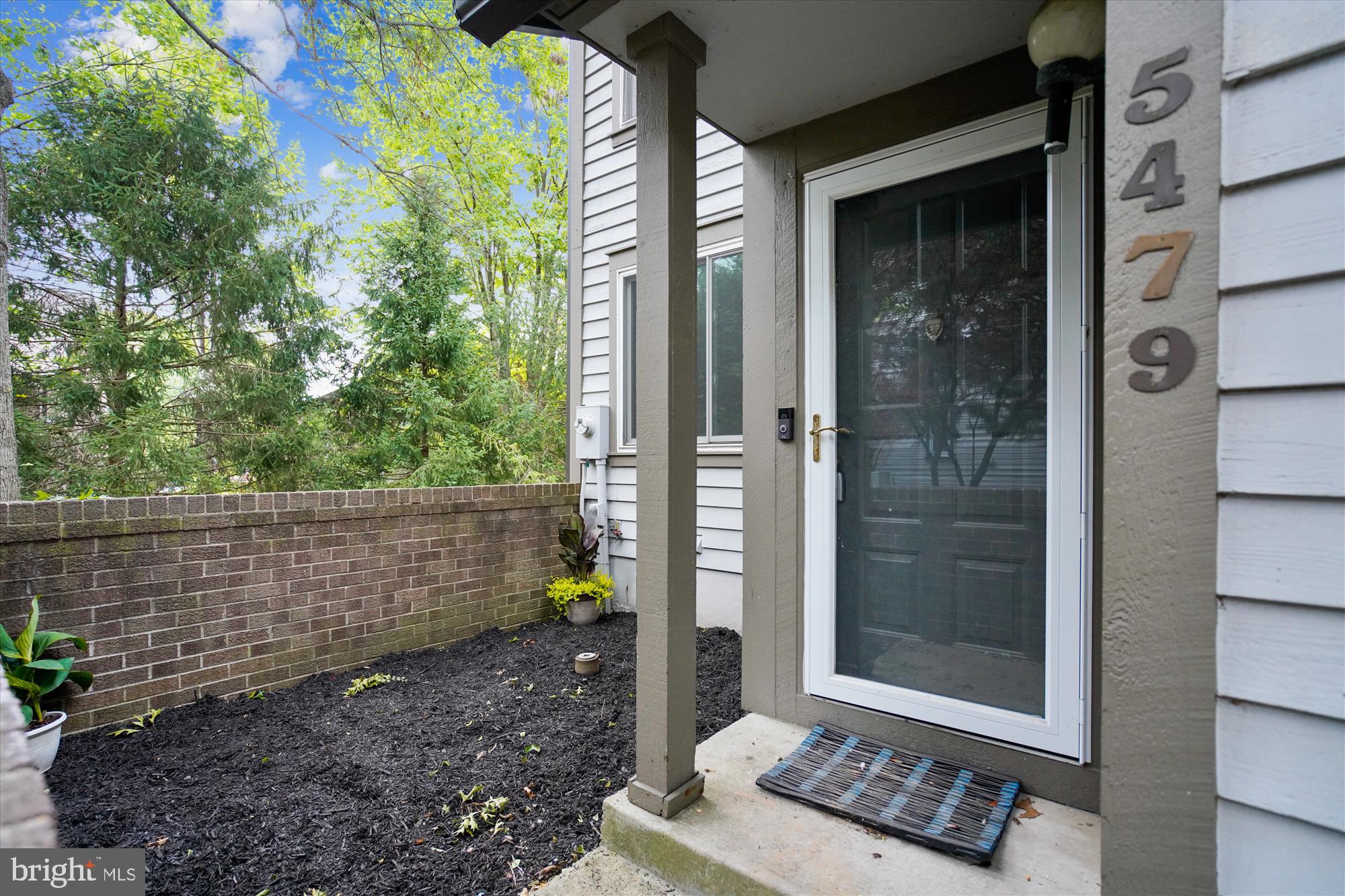 Pretty front patio