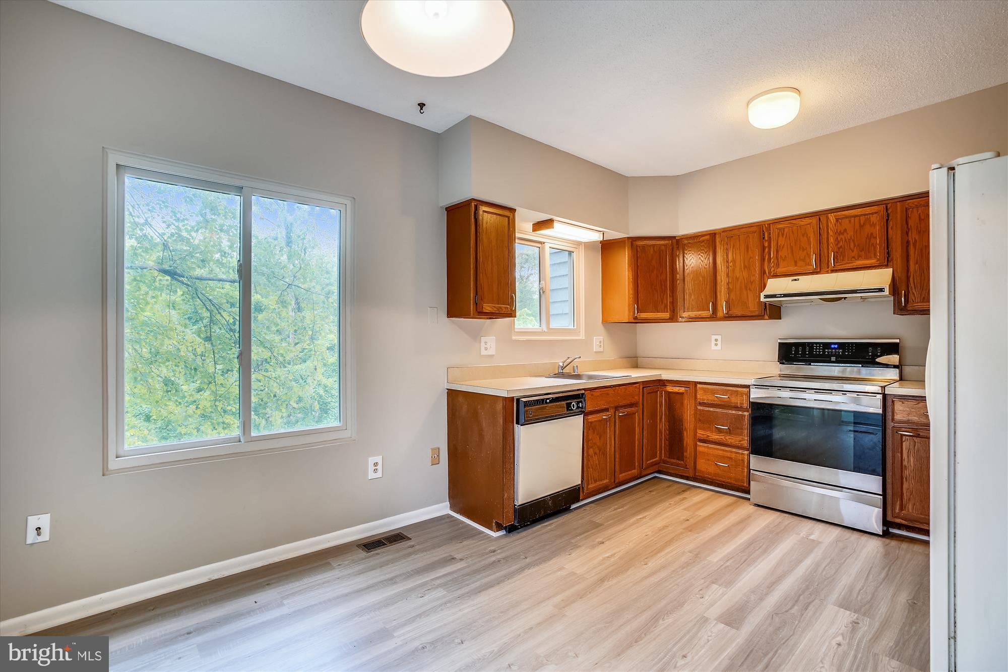 5479 Vantage Point Road, Unit 22 Columbia, MD 21044 - Photo 10 of 36 Spacious kitchen - induction stove!