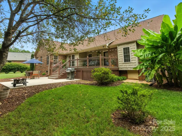 a view of a house with backyard and sitting area