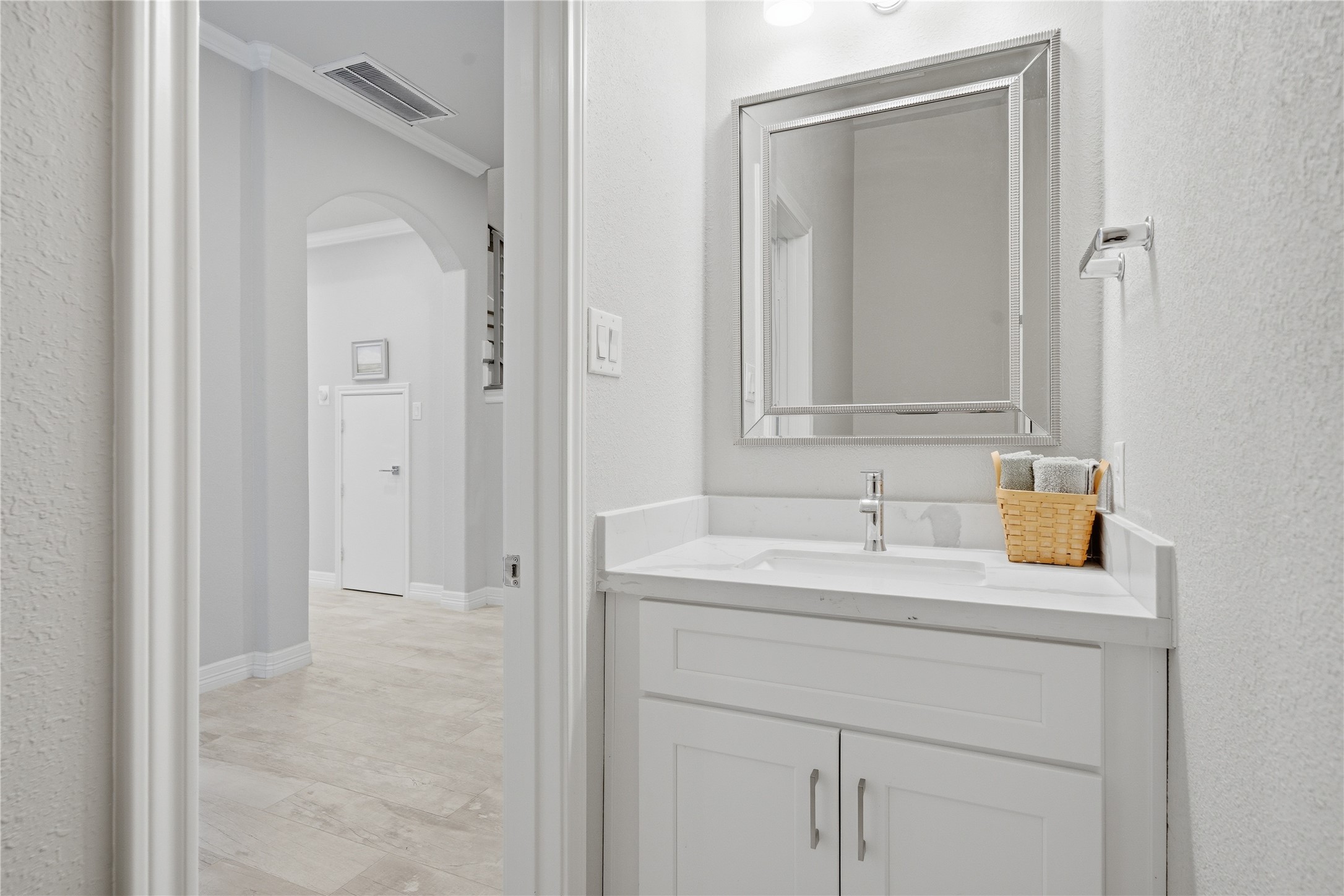 4412 New Orleans Street, Unit B Houston, TX 77020 - Photo 9 of 42 Half bath located at the front entry