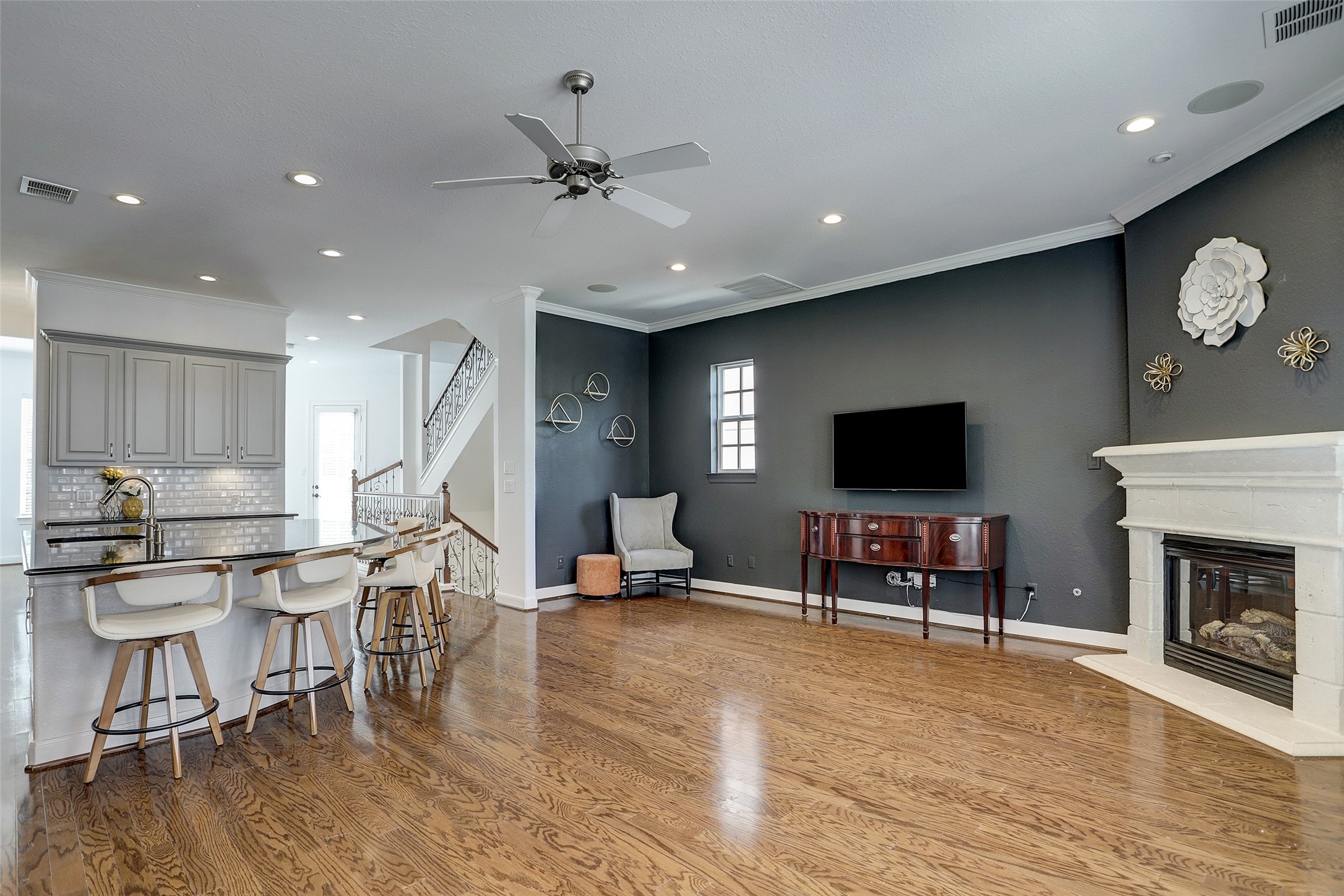 10 Shell Port Square The Woodlands, TX 77380 - Photo 16 of 31 a living room with furniture and a flat screen tv