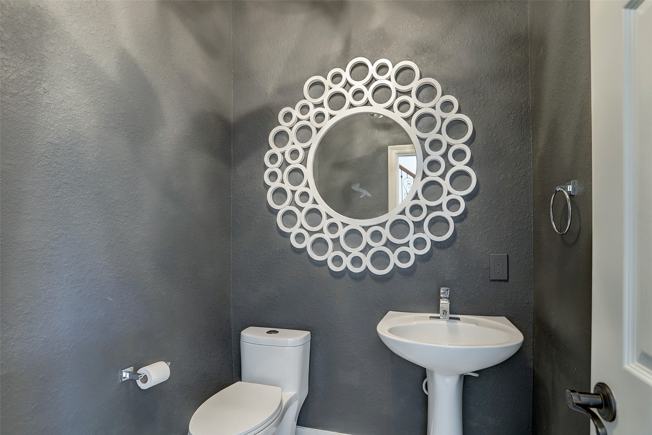 10 Shell Port Square The Woodlands, TX 77380 - Photo 18 of 31 a bathroom with a sink and mirror