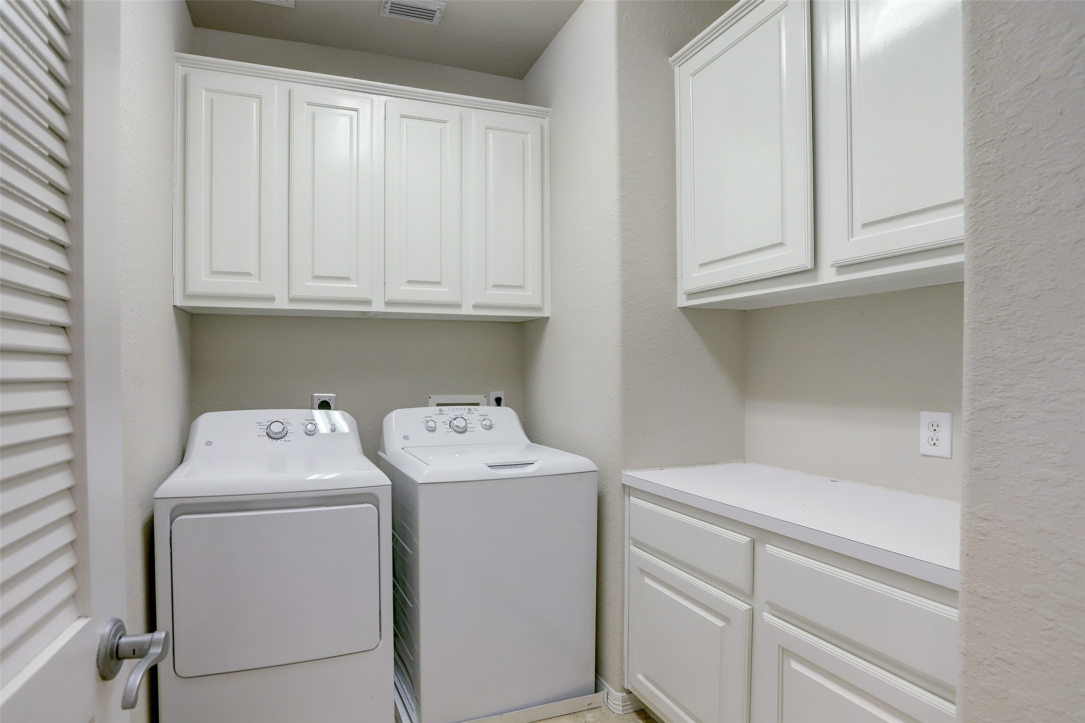 10 Shell Port Square The Woodlands, TX 77380 - Photo 29 of 31 a utility room with dryer and washer