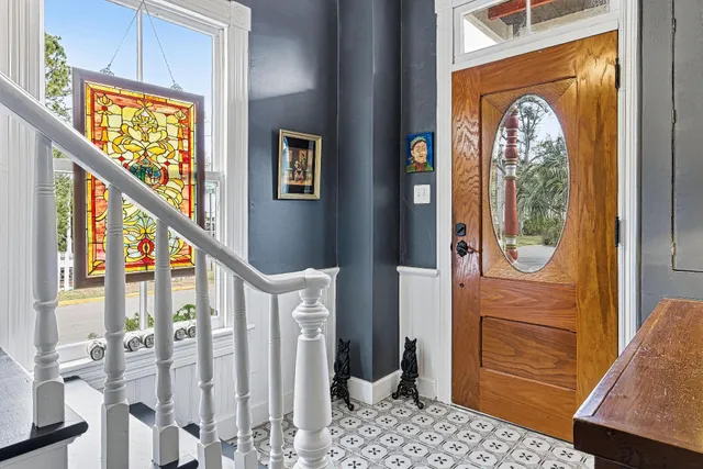 a view of entryway and workspace