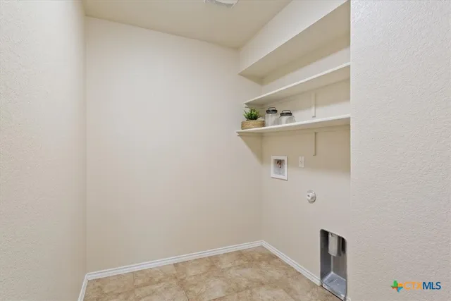 a view of a livingroom with a ceiling fan