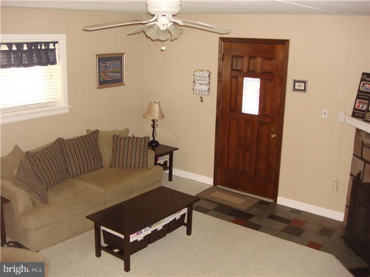 19 Congress Avenue Springfield, PA 19064 - Photo 3 of 18 Living Room
