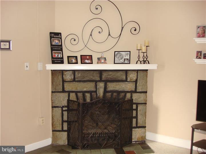 19 Congress Avenue Springfield, PA 19064 - Photo 4 of 18 Living Room