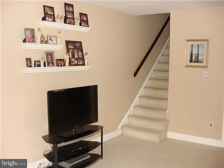 19 Congress Avenue Springfield, PA 19064 - Photo 5 of 18 Living Room