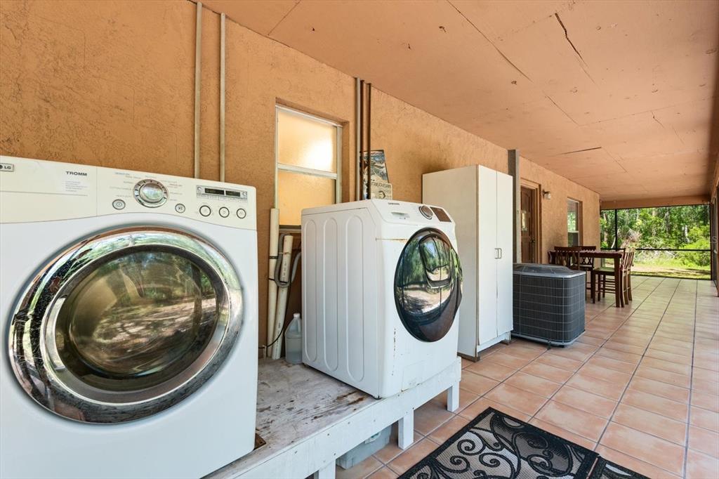 13719 Seminole Trail Wimauma, FL 33598 - Photo 32 of 68 a utility room with dryer and washer