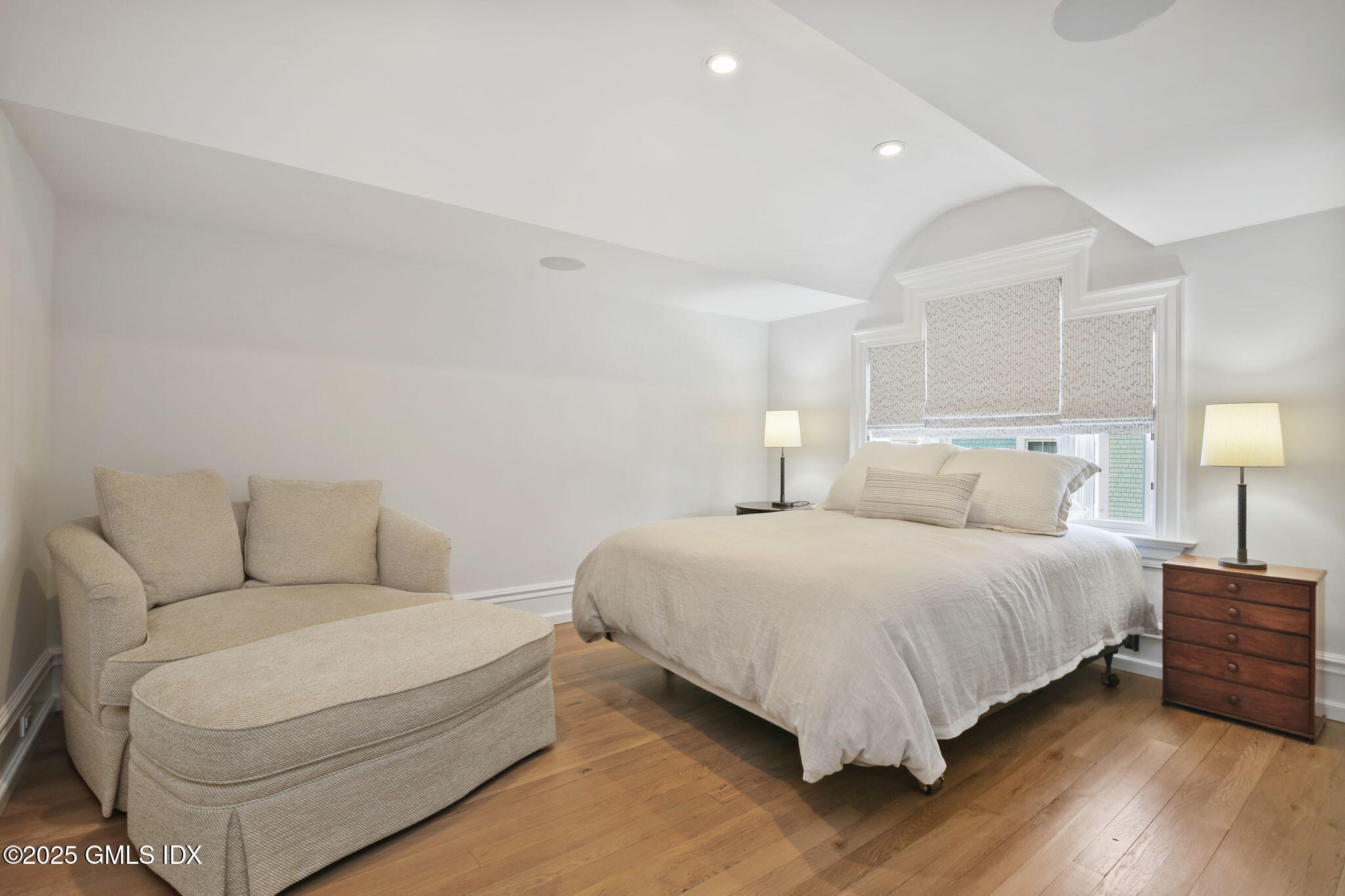 50 Sound View Drive, Unit 4N Greenwich, CT 06830 - Photo 14 of 20 a bedroom with a bed and a lamp