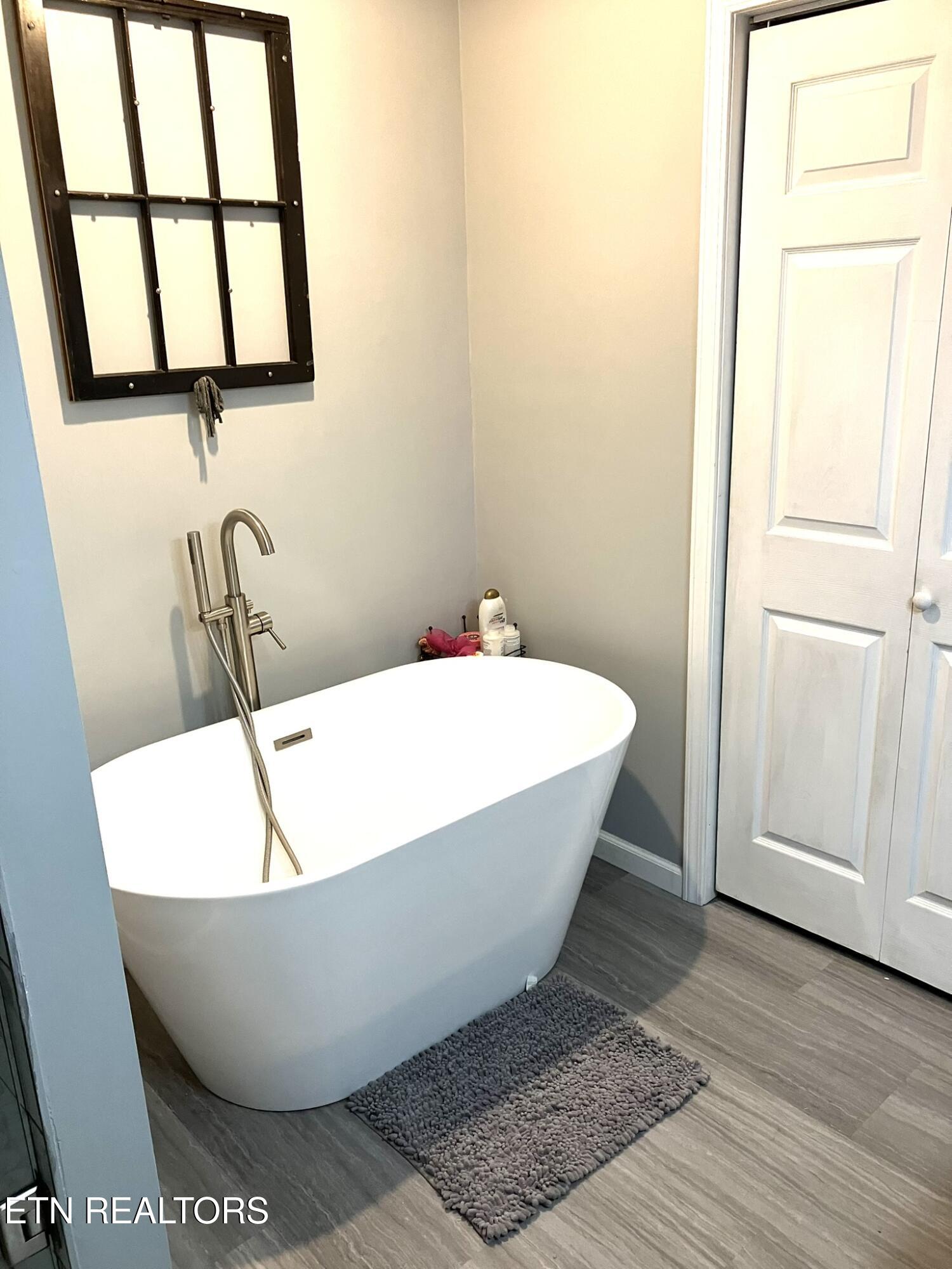 2712 Tinchtown Road Jamestown, TN 38556 - Photo 17 of 34 Master Bedroom tub