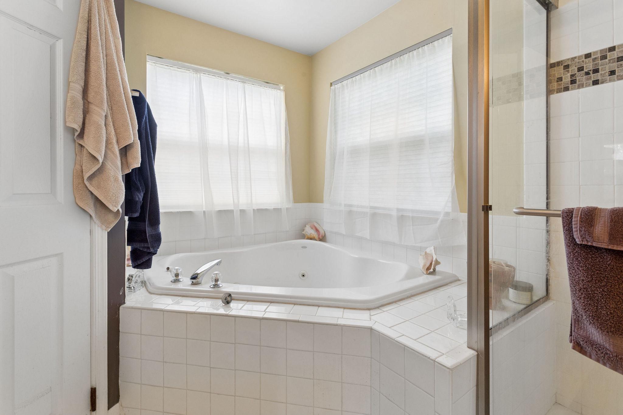 18 Hemingway Lane Columbus, NJ 08022 - Photo 18 of 27 Primary bathroom spa tub
