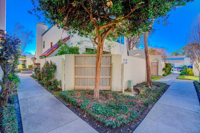 a view of a pathway with a house
