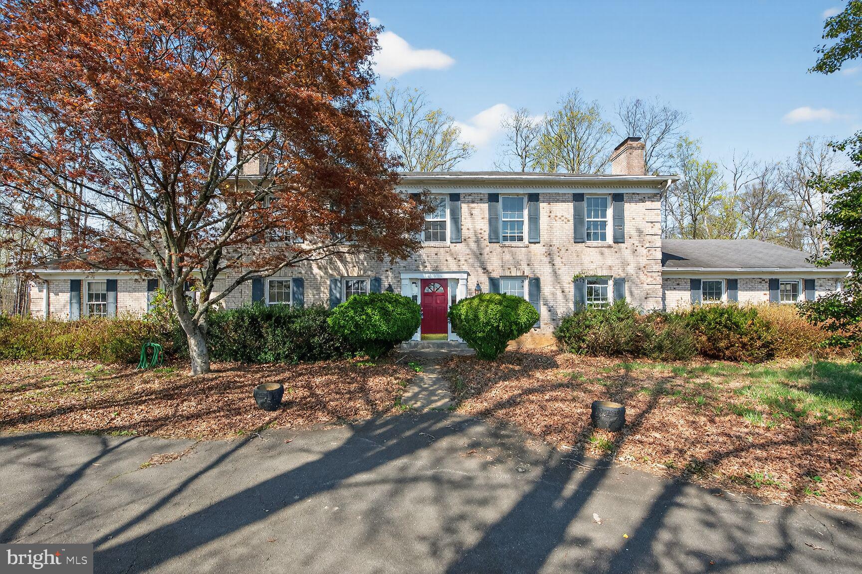 21733 Oatlands Road Aldie, VA 20105 - Photo 2 of 50 a front view of a house with a yard