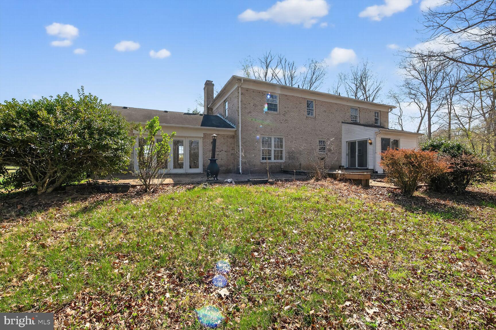 21733 Oatlands Road Aldie, VA 20105 - Photo 3 of 50 a front view of house with yard and green space