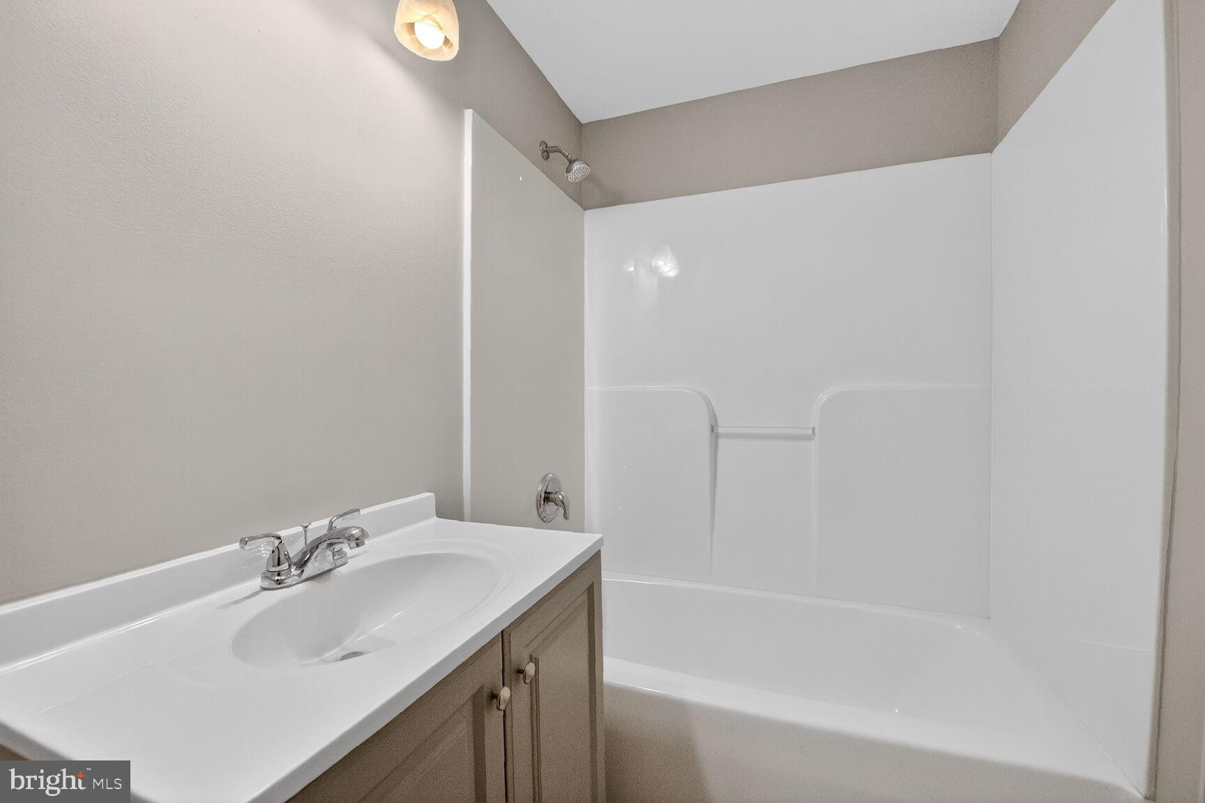 21733 Oatlands Road Aldie, VA 20105 - Photo 38 of 50 a bathroom with a bathtub and a sink