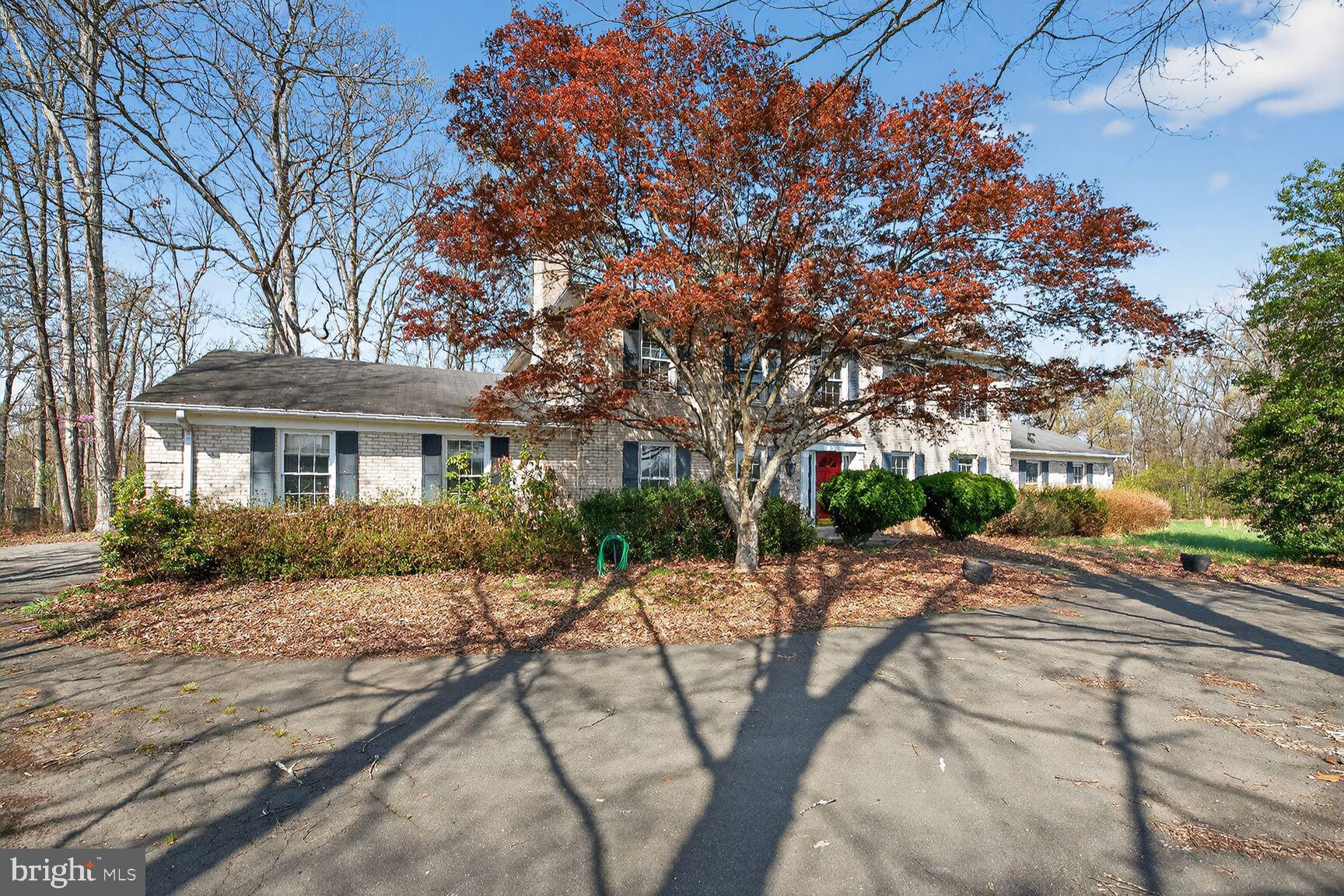 21733 Oatlands Road Aldie, VA 20105 - Photo 40 of 50 a front view of a house with a yard