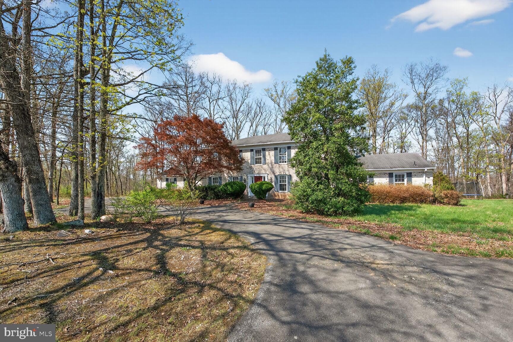 21733 Oatlands Road Aldie, VA 20105 - Photo 41 of 50 a front view of house with yard