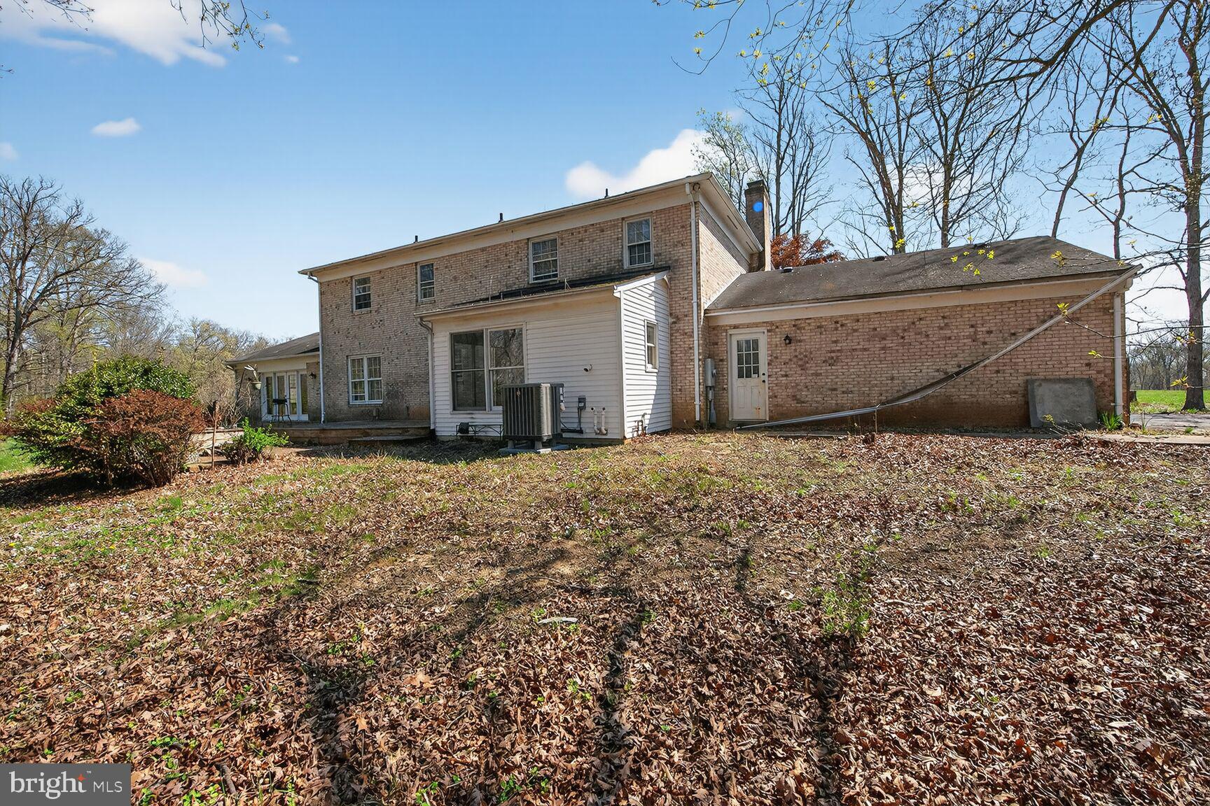 21733 Oatlands Road Aldie, VA 20105 - Photo 43 of 50 a front view of a house with a yard