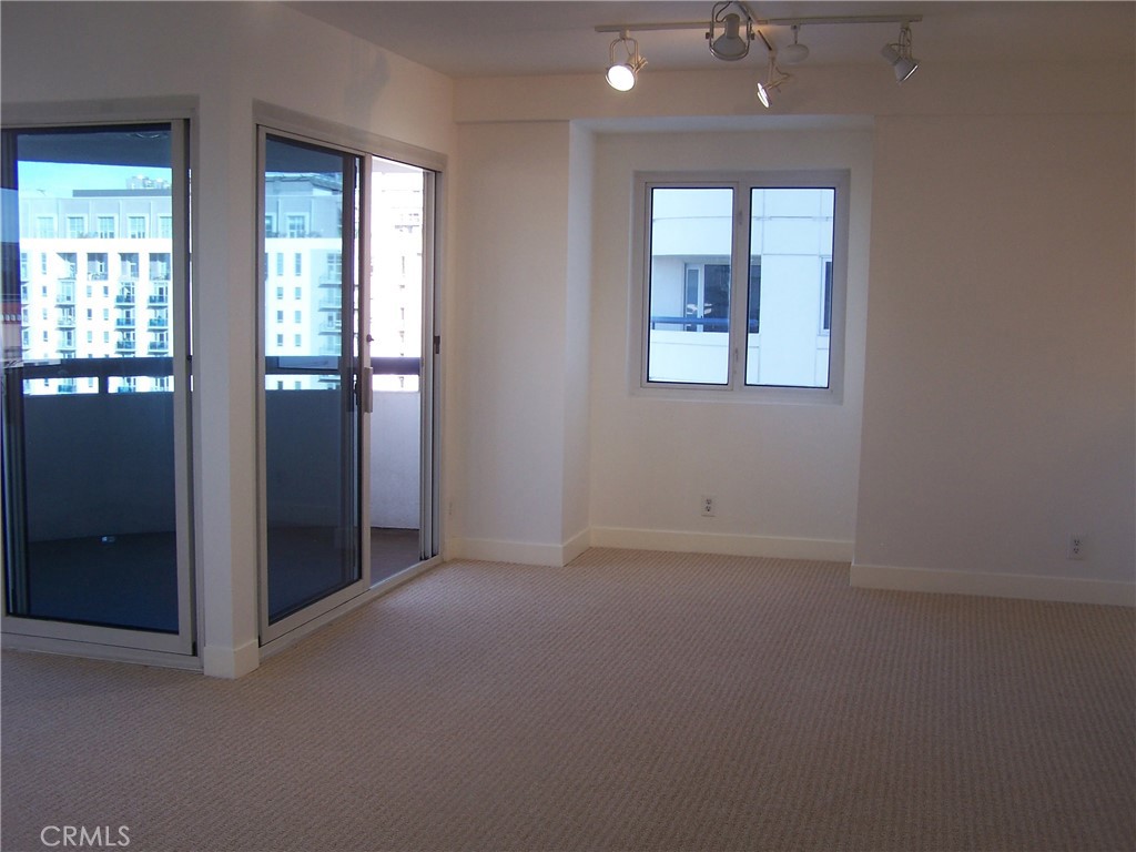 525 East Seaside Way, Unit 1601 Long Beach, CA 90802 - Photo 18 of 60 an empty room that has a window
