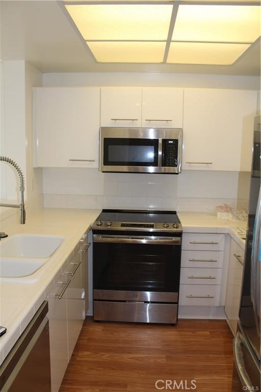 525 East Seaside Way, Unit 1601 Long Beach, CA 90802 - Photo 23 of 60 a kitchen with stainless steel appliances and cabinets