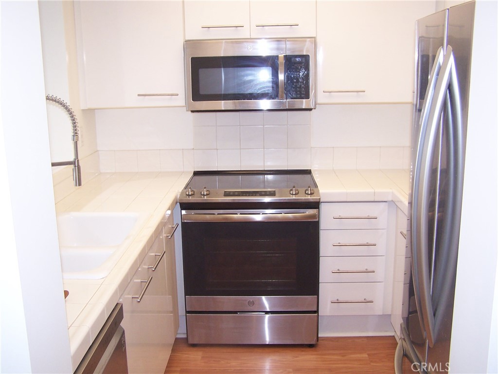 525 East Seaside Way, Unit 1601 Long Beach, CA 90802 - Photo 24 of 60 a close view of a stove and a microwave