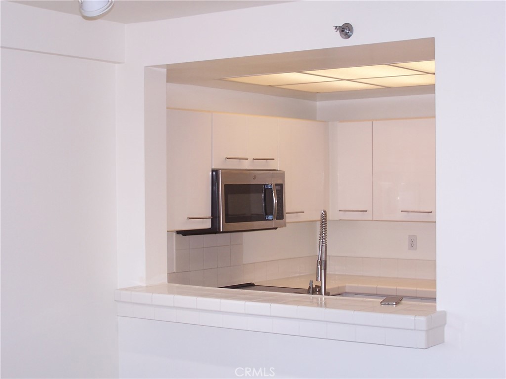 525 East Seaside Way, Unit 1601 Long Beach, CA 90802 - Photo 25 of 60 a bathroom with a sink and a mirror