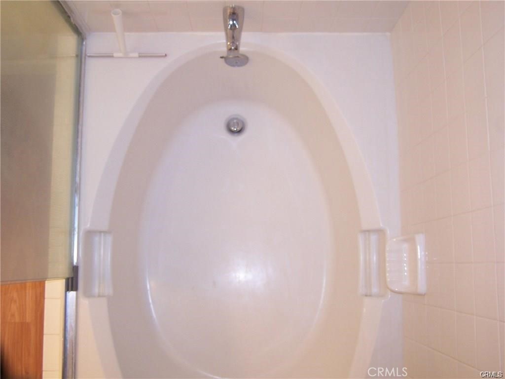 525 East Seaside Way, Unit 1601 Long Beach, CA 90802 - Photo 36 of 60 a bathroom with a white bath tub
