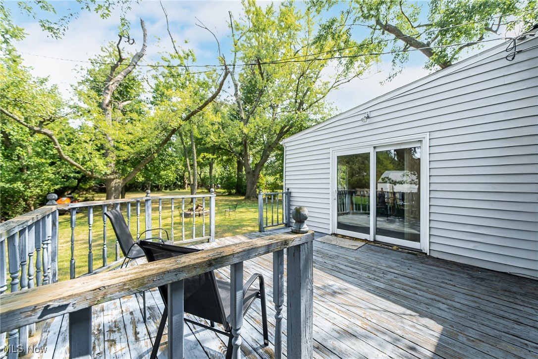 1607 Richmond Road Cleveland, OH 44124 - Photo 24 of 32 Deck with a yard