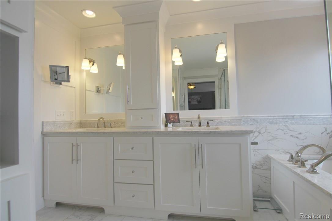 1217 Tulberry Circle Rochester, MI 48306 - Photo 16 of 34 Tulberry Cir Master Bath.jpg