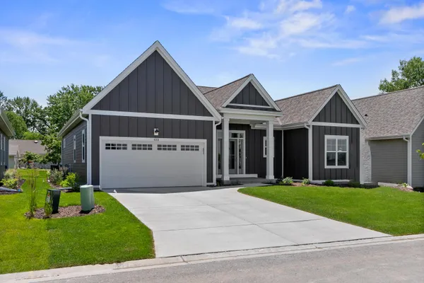 $765,000 | 450 Sandy Circle, Pewaukee, WI 53072