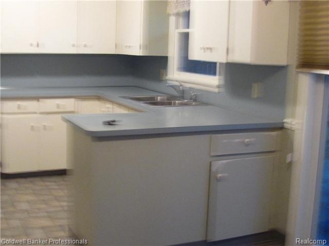 710 Devonshire Road Fowlerville, MI 48836 - Photo 3 of 12 Crisp & Stylish Kitchen